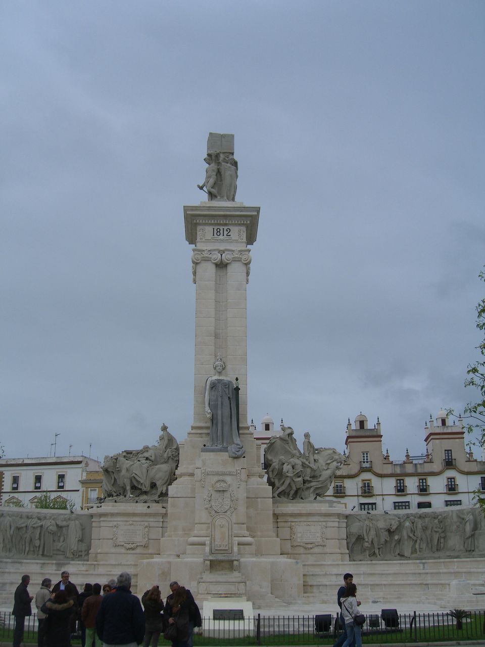 Cadiz Plaza de Espana, Monument from outside