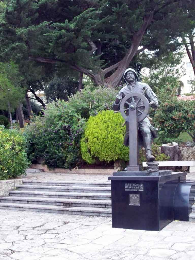 Navigator Statue