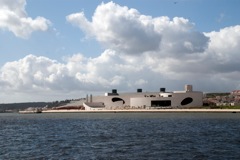 Research and education building on the Tagus River, Lisbon