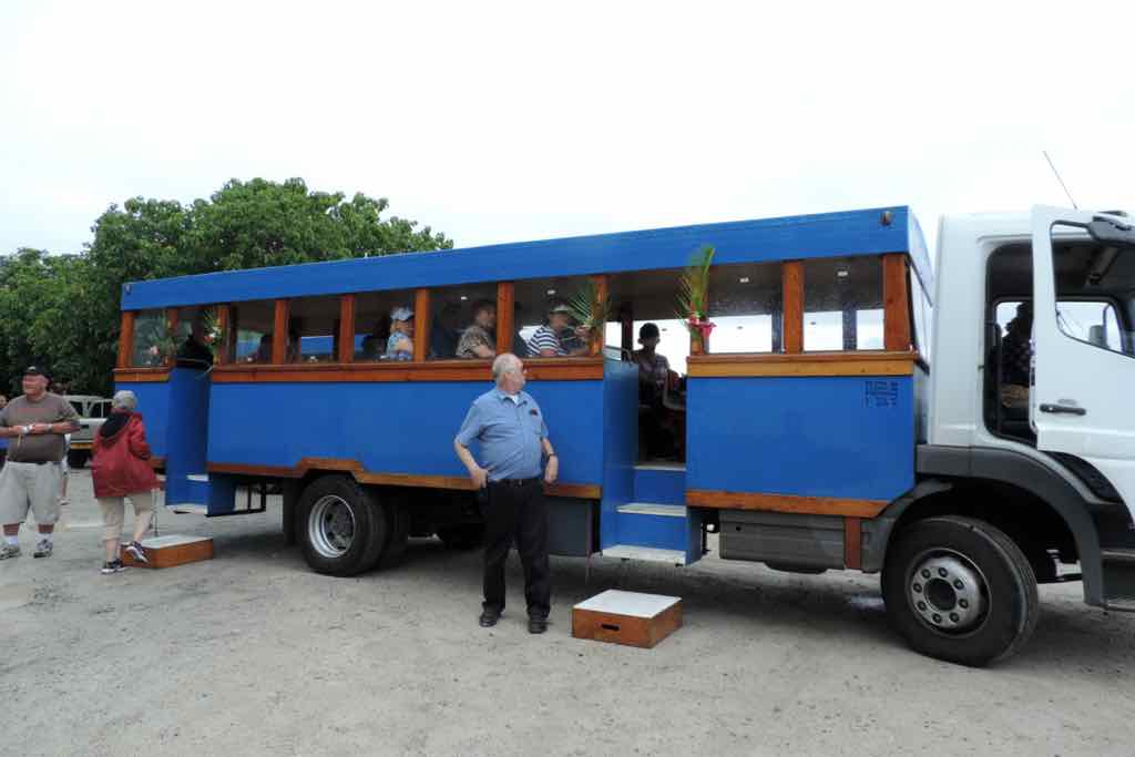 Bora Bora, Open air bus
